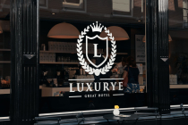 Classic Gold Monogram Letter L Wreath Screenshot 3